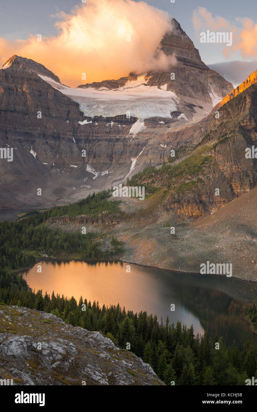 Die klassische Sonnenaufgang Blick auf Mount Assiniboine aus dem 'Nublet' Stockfoto