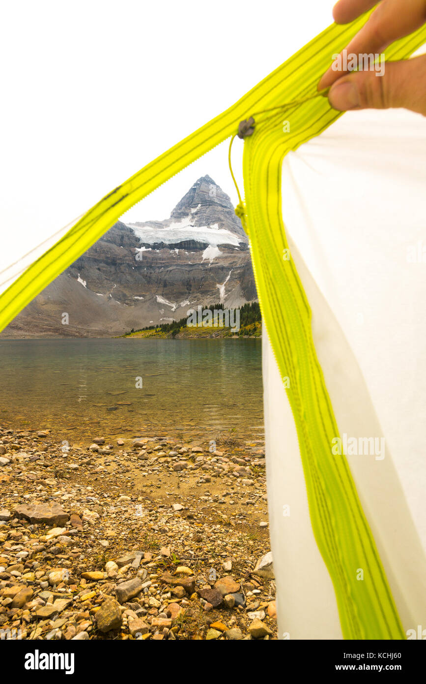 Entpacken der Zelt beim Camping vor Mt. Assiniboine Stockfoto
