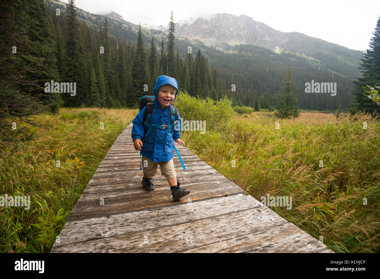 Ein glückliches Kind (junge) Wanderungen auf der Promenade um Gibson See in Kokanee Glacier Provincial Park, British Columbia. Stockfoto