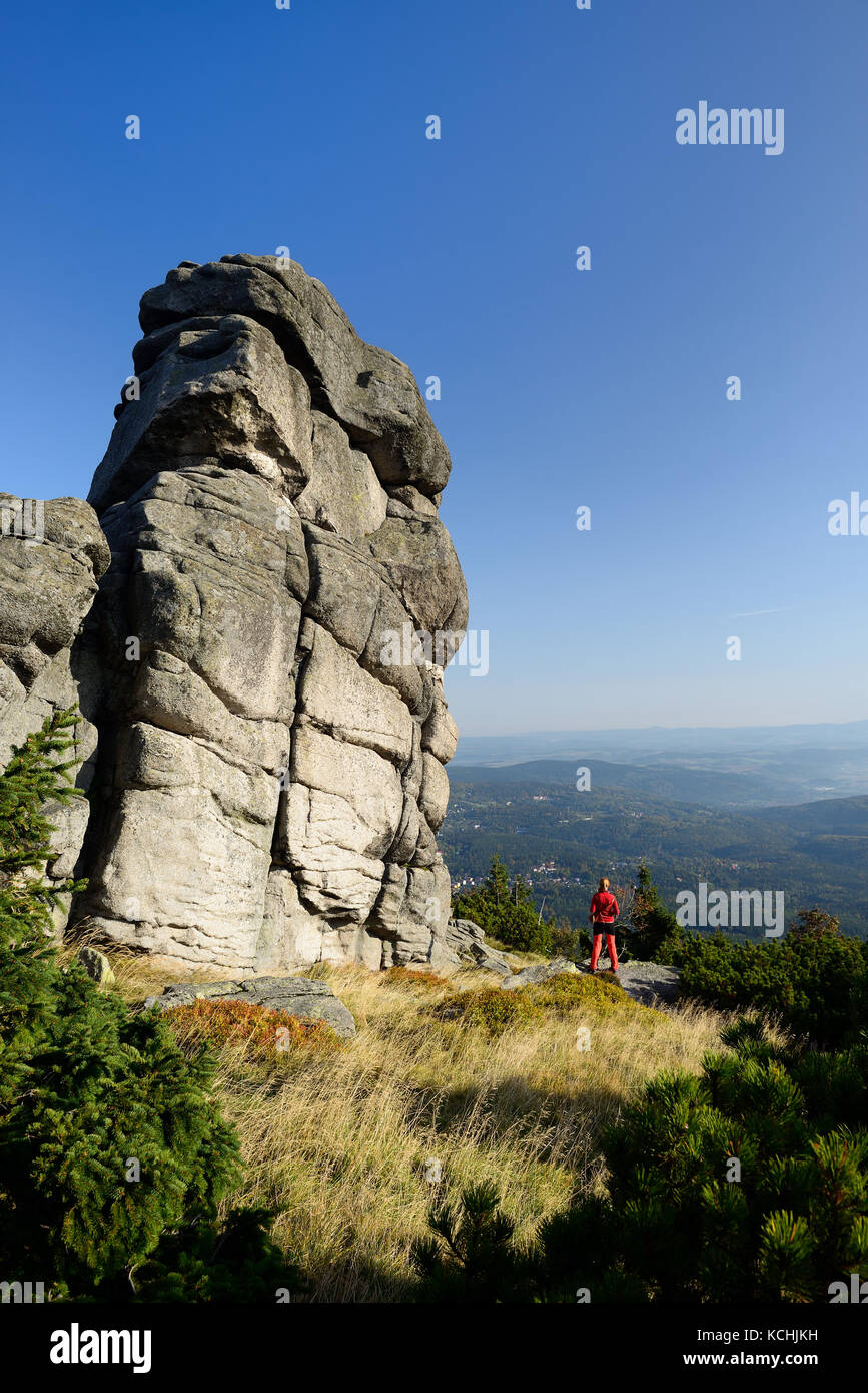 Wanderungen entlang der Wanderwege im Riesengebirge Mountain Nationalpark in Polen mit dem Rucksack auf dem Rücken.'s Rock Formation Pferd Köpfe Stockfoto