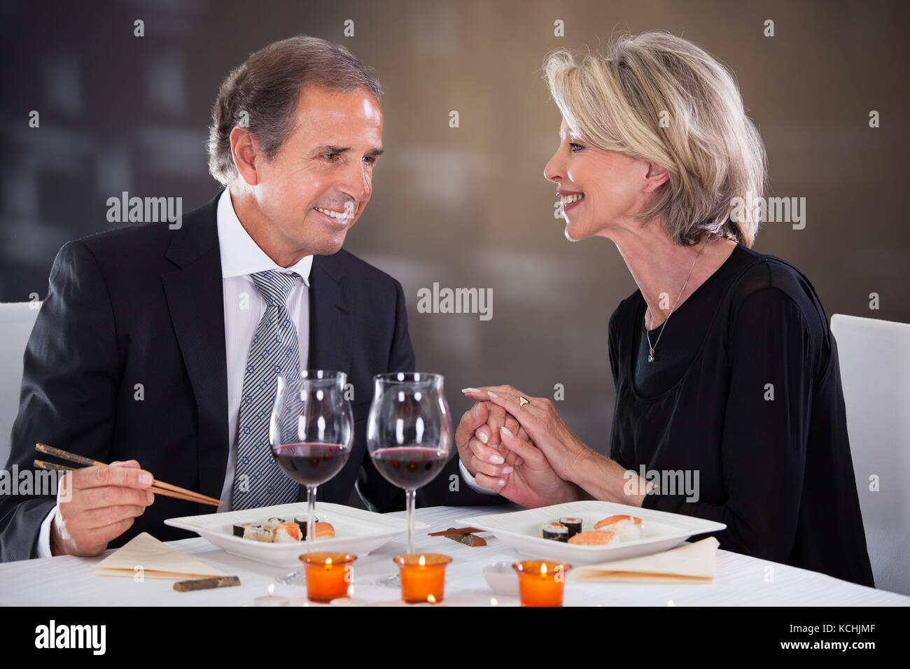 Romantisches Paar mit Abendessen im Restaurant Stockfoto