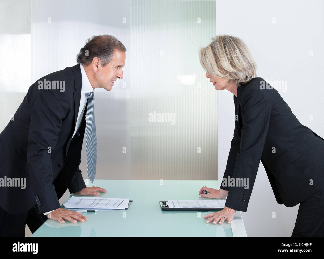 Reifen Geschäftsmann und Geschäftsfrau, die an jedem anderen Suchen mit Verärgerten Stockfoto
