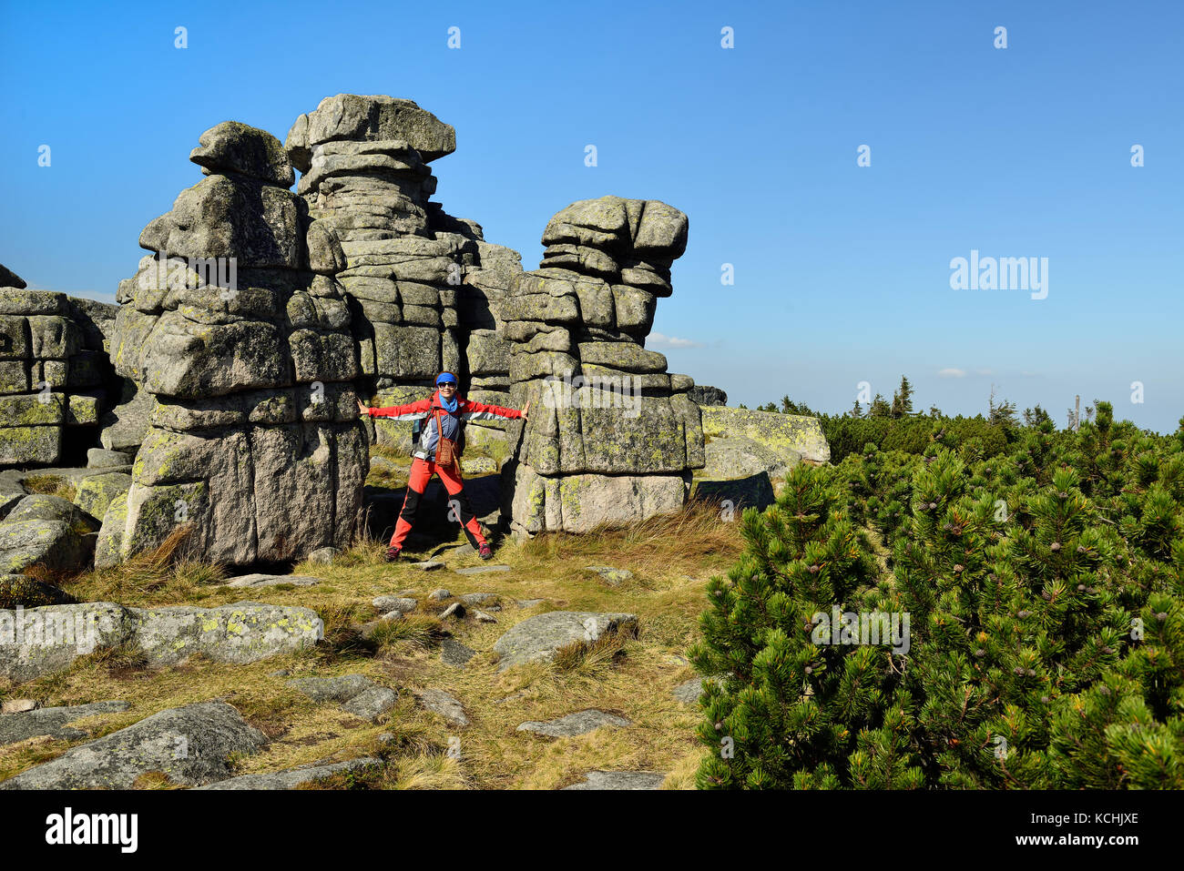 Wanderungen entlang der Wanderwege im Riesengebirge Mountain Nationalpark in Polen mit dem Rucksack auf dem Rücken. Felsformation der Tschechischen Steine Stockfoto