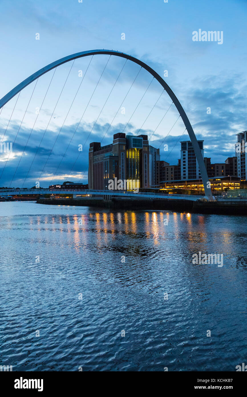 Baltischen Zentrum für Zeitgenössische Kunst und Millennium Brücke zwischen Newcastle und Gateshead über den Fluss Tyne Stockfoto