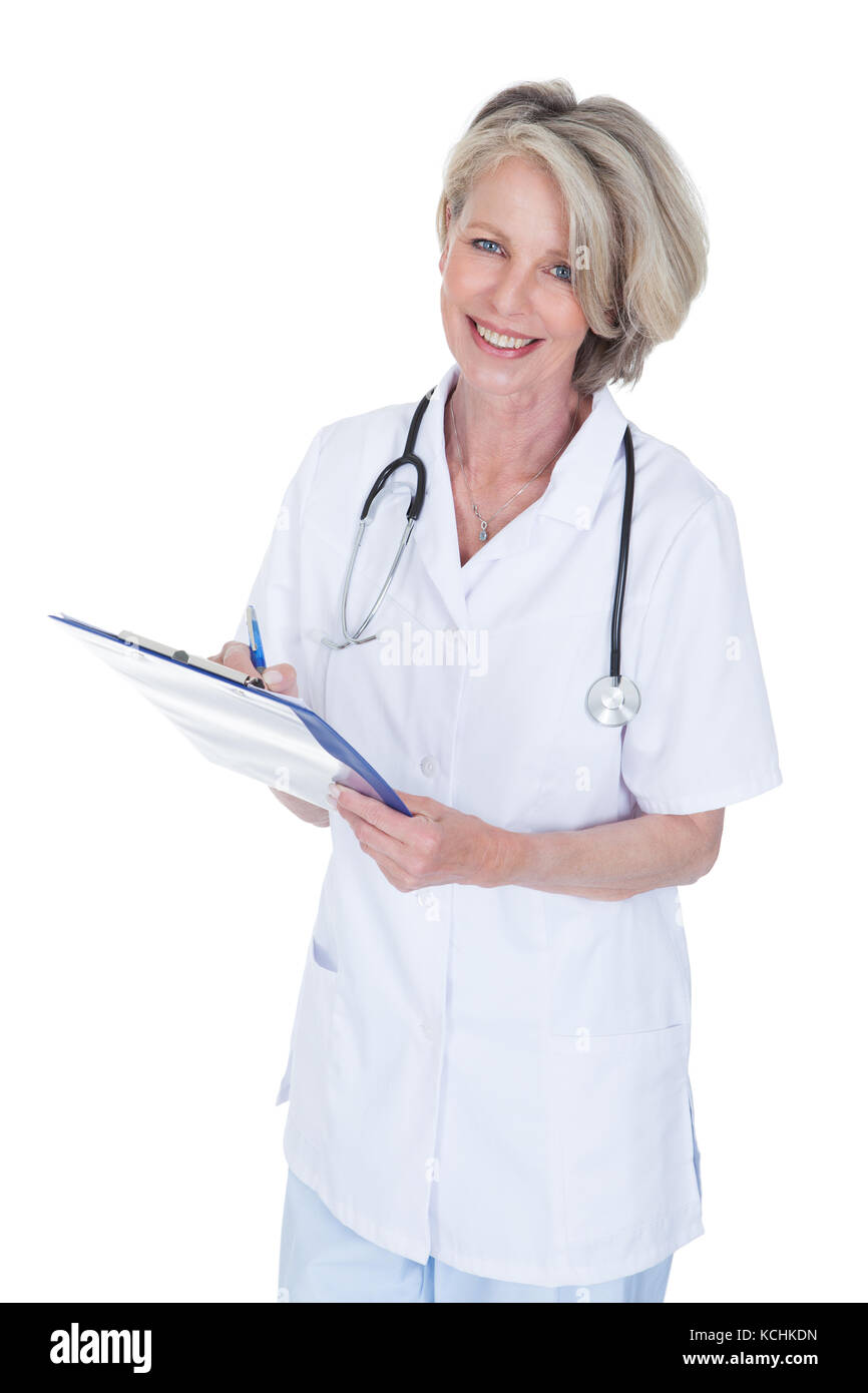Reife Frau Doktor-Schrift auf Zwischenablage Over White Background Stockfoto Reife Frau Doktor-Schrift auf Zwischenablage Over White Background Stockfoto