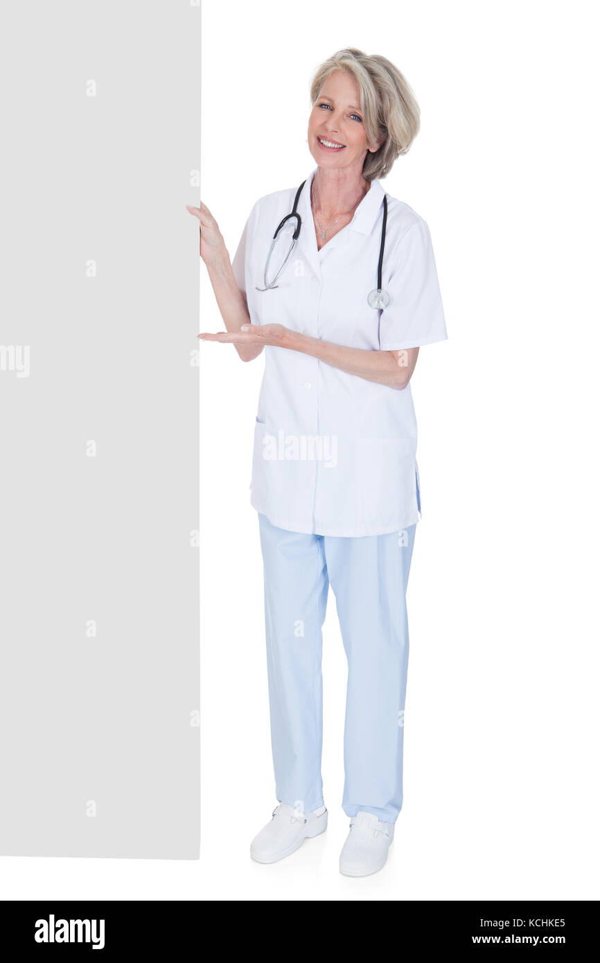 Frau Doktor Holding Plakat Over White Background Stockfoto Frau Doktor Holding Plakat Over White Background Stockfoto