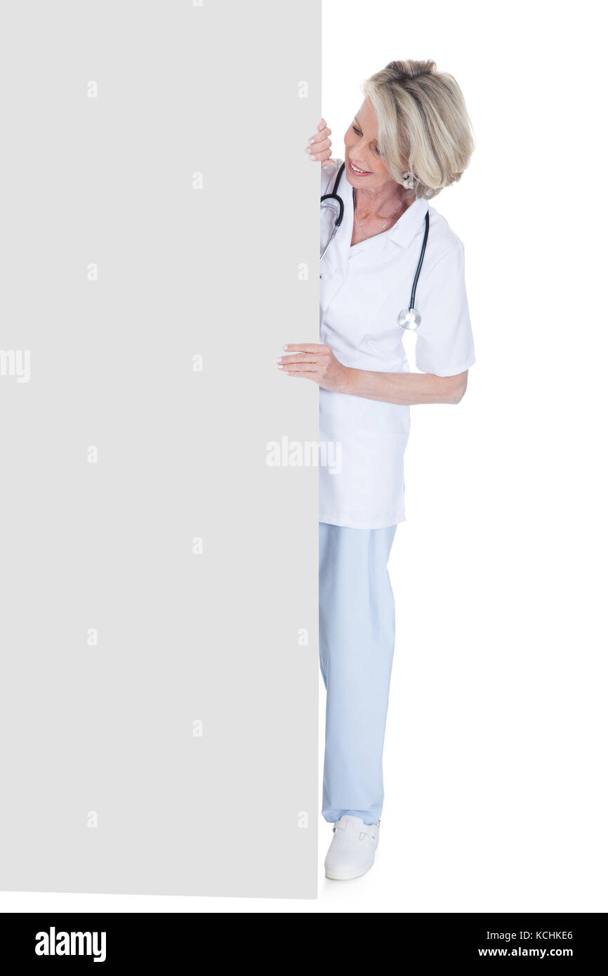 Frau Doktor Holding Plakat Over White Background Stockfoto Frau Doktor Holding Plakat Over White Background Stockfoto