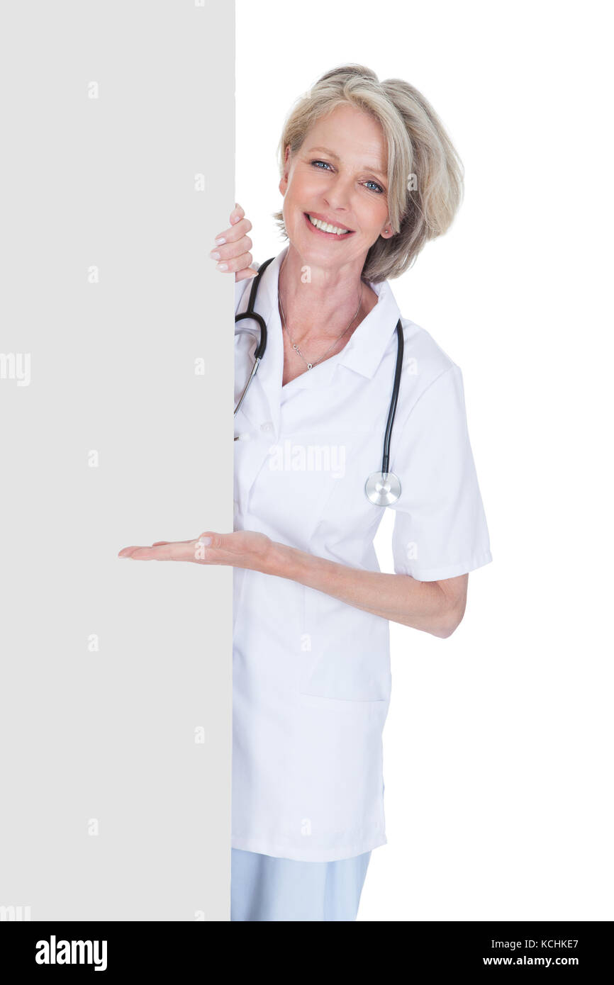 Frau Doktor Holding Plakat Over White Background Stockfoto Frau Doktor Holding Plakat Over White Background Stockfoto