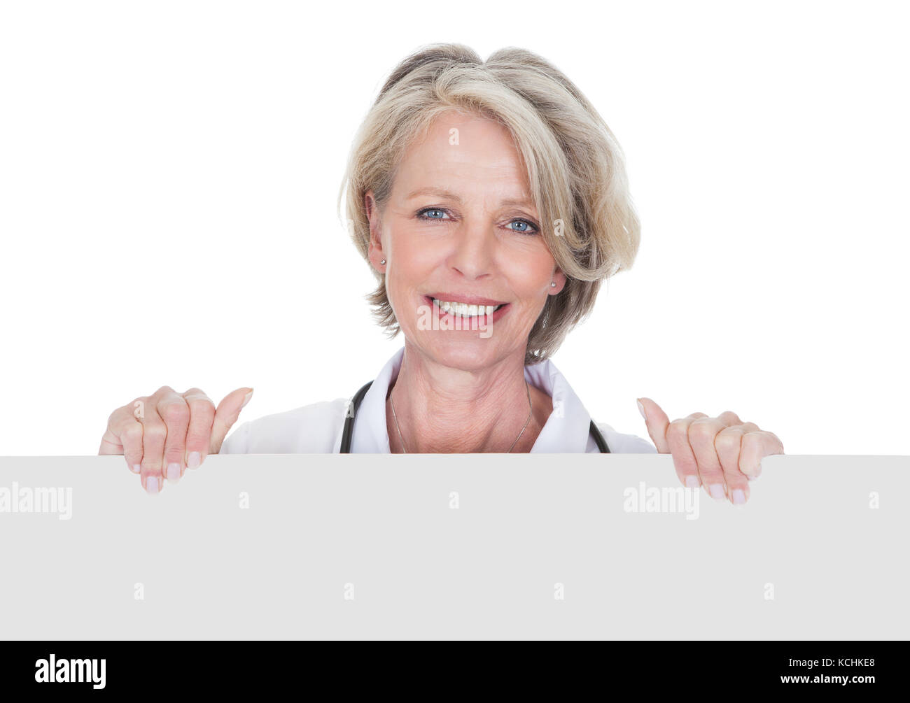 Frau Doktor Holding Plakat Over White Background Stockfoto Frau Doktor Holding Plakat Over White Background Stockfoto