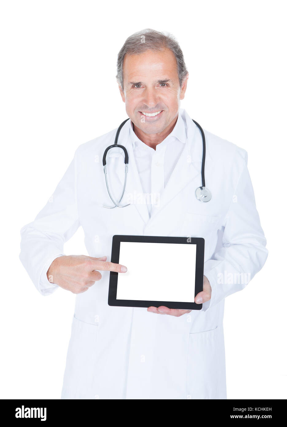 Reife Männchen Arzt Holding Digital Tablet auf weißem Hintergrund Stockfoto