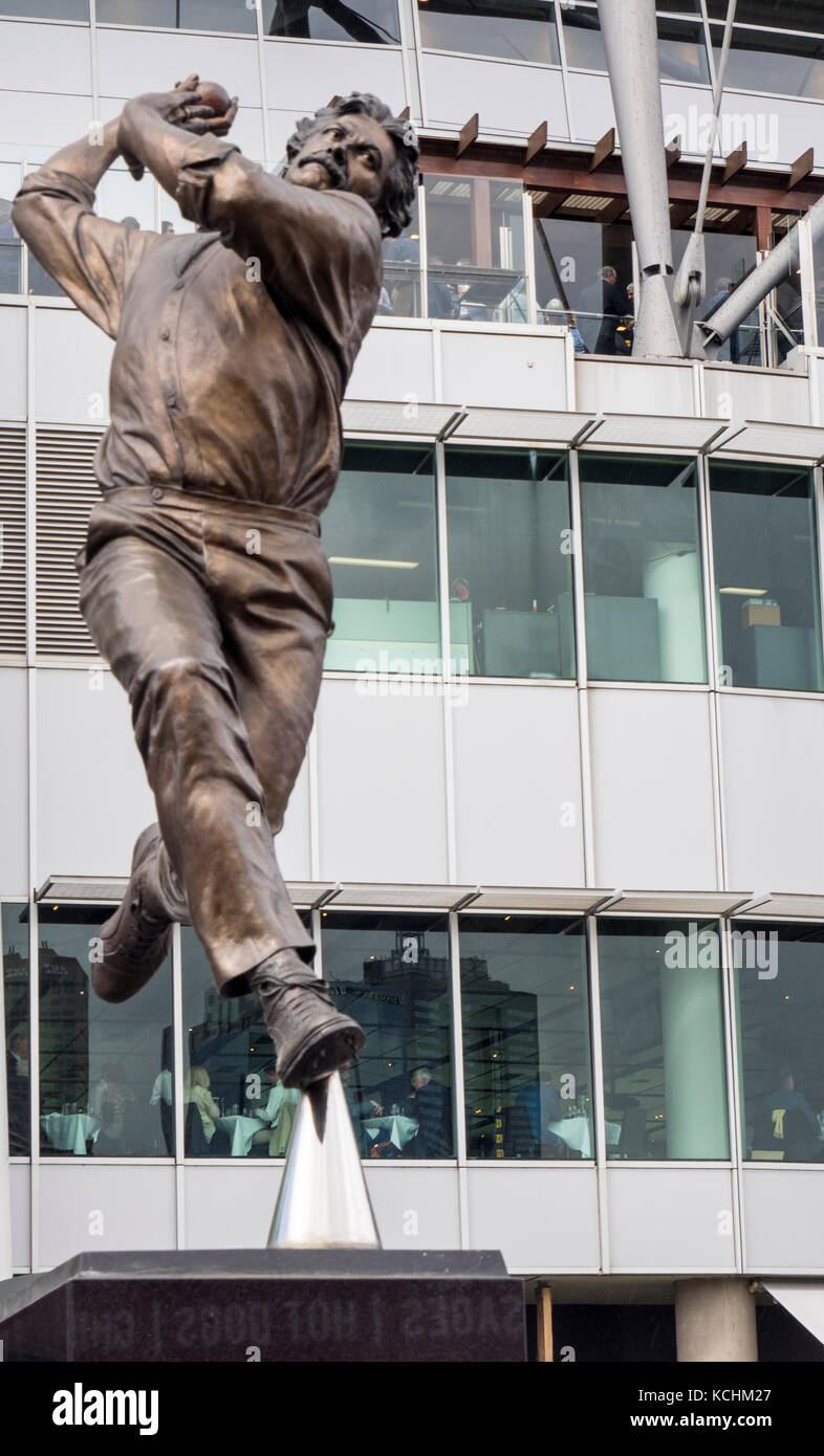 Eine Bronzestatue von Cricketing groß, Dennis Lillee, ausserhalb des Melbourne Cricket Ground, MCG, Melbourne, Victoria, Australien. Stockfoto