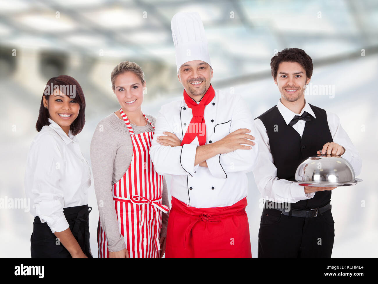 Gruppe von Happy Restaurant Koch und Kellner zusammenstehen Stockfoto