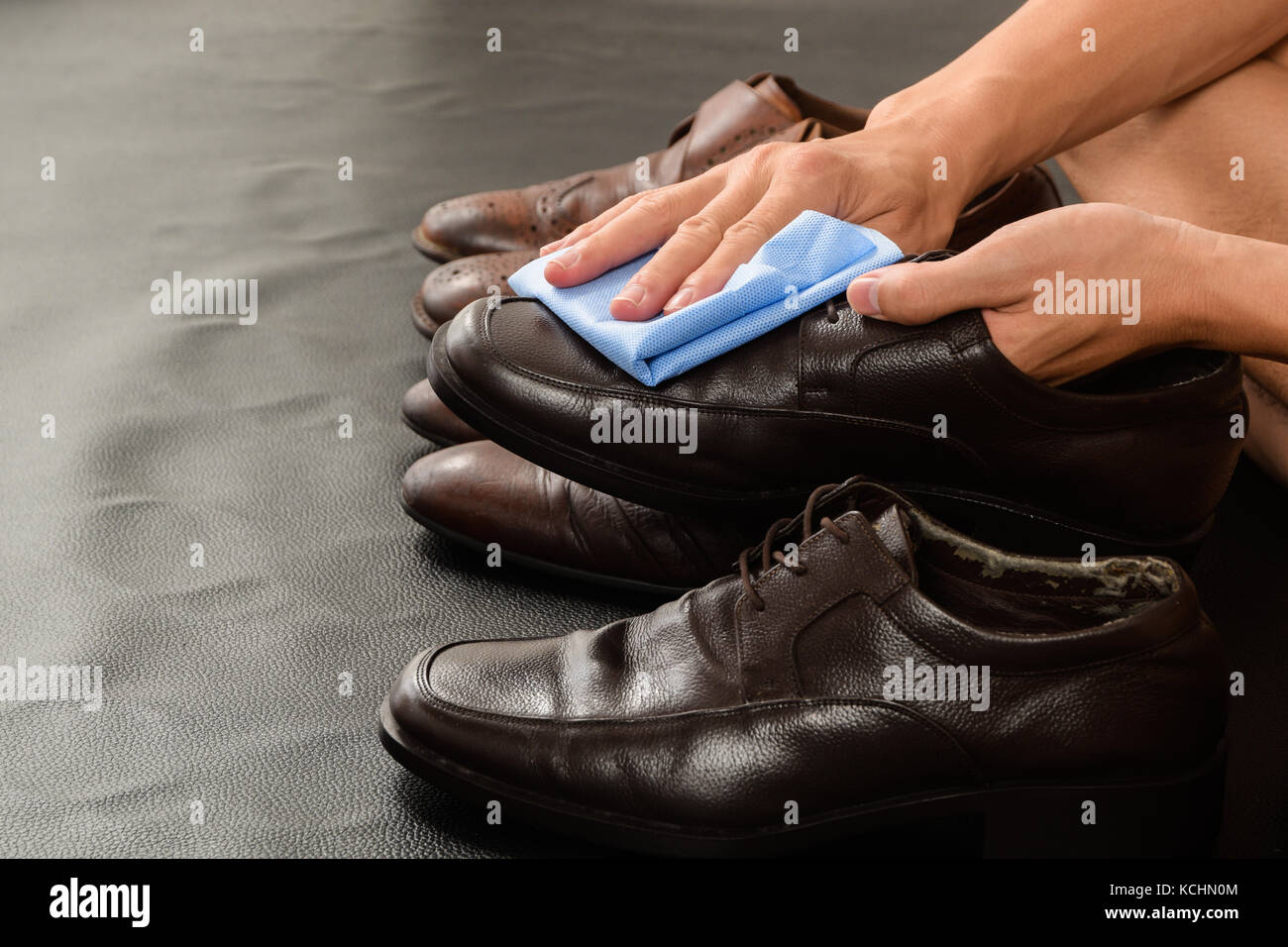 Nahaufnahme der Mann seine Schuhe aus Leder Reinigung Stockfoto