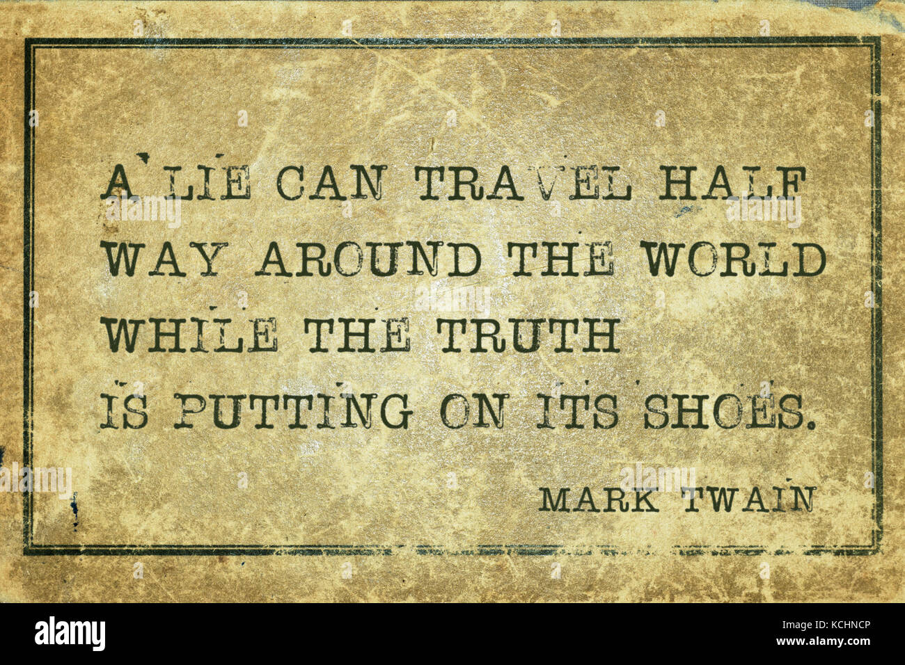 Eine Lüge kann die Hälfte weg Reisen rund um die Welt Während die Wahrheit setzt sich auf seine Schuhe - der amerikanische Schriftsteller Mark Twain Zitat gedruckt auf grunge Vintage Stockfoto