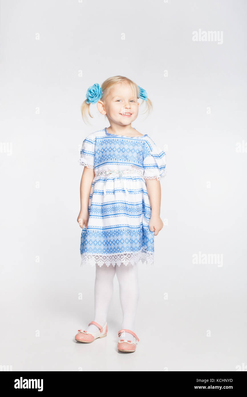 Süß lächelnd kleine blonde Mädchen auf weißem Hintergrund Stockfoto
