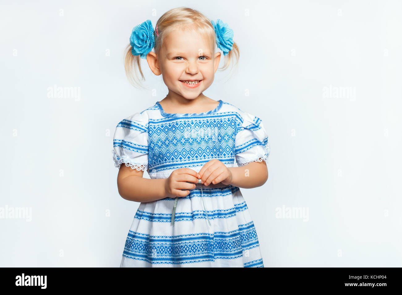 Schönes baby Blonde Mädchen auf einem weißen Hintergrund lächelnd Stockfoto