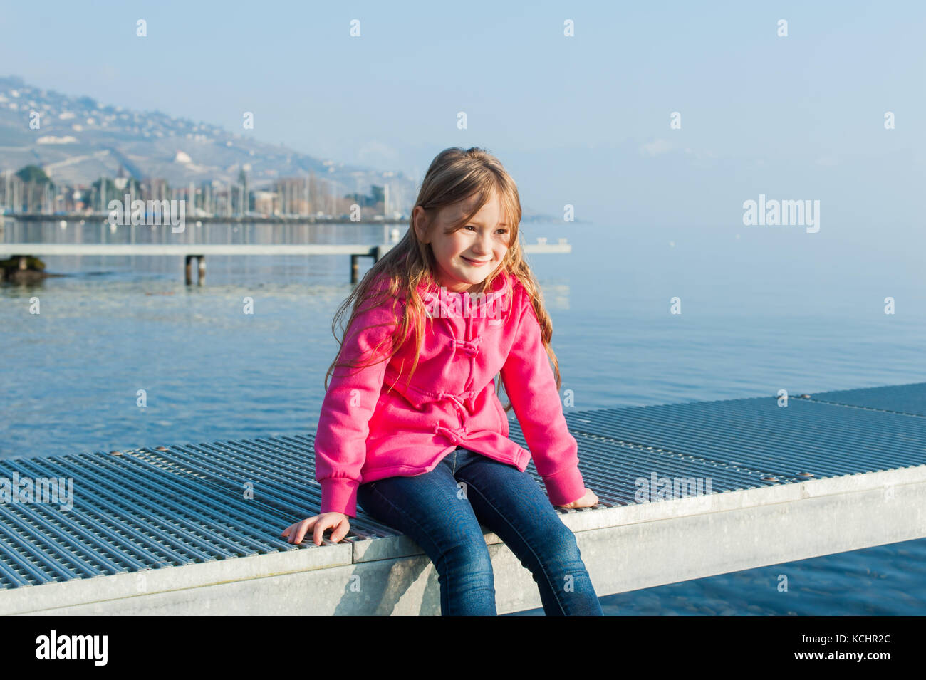 Outdoor Portrait von niedlichen kleinen Mädchen mit rosa Jacke, Ruhe am See Stockfoto