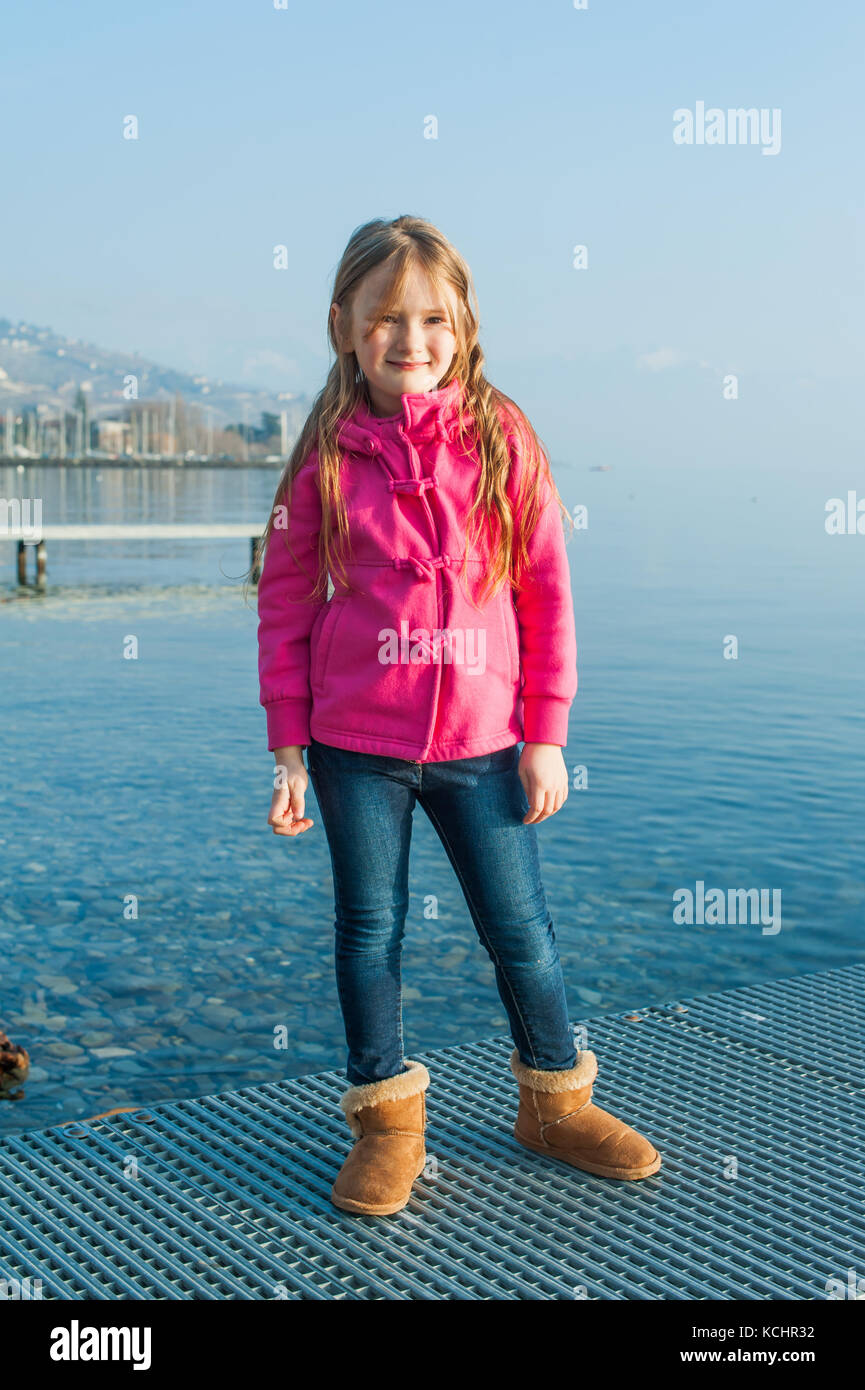 Outdoor Portrait von niedlichen kleinen Mädchen mit rosa Jacke, Ruhe am See Stockfoto