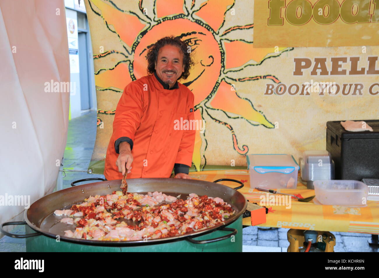 Paella und Tapas im Bauernmarkt in Kerry, Irland Stockfoto