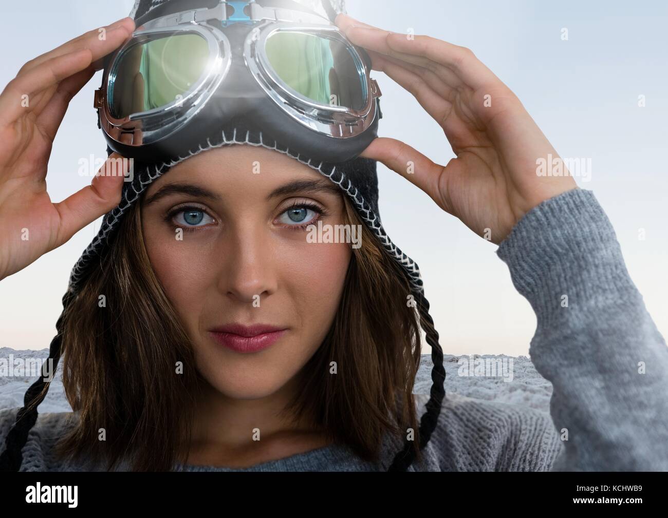 Digital composite der Frau mit Ski Brille im Schnee Landschaft Stockfoto