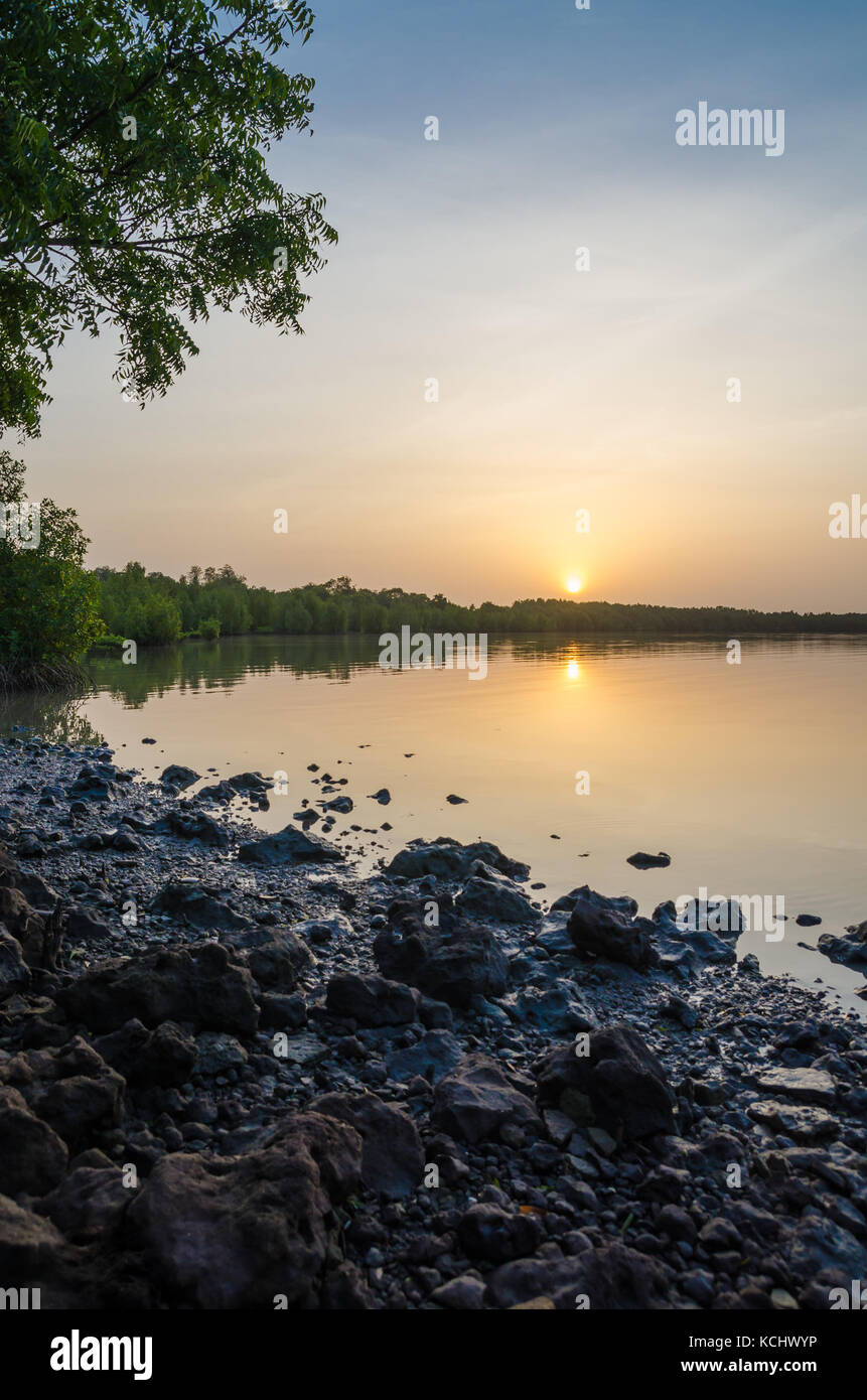 Schöne und ruhige Sonnenuntergang über ruhigen Fluss Gambia, The Gambia, Westafrika Stockfoto