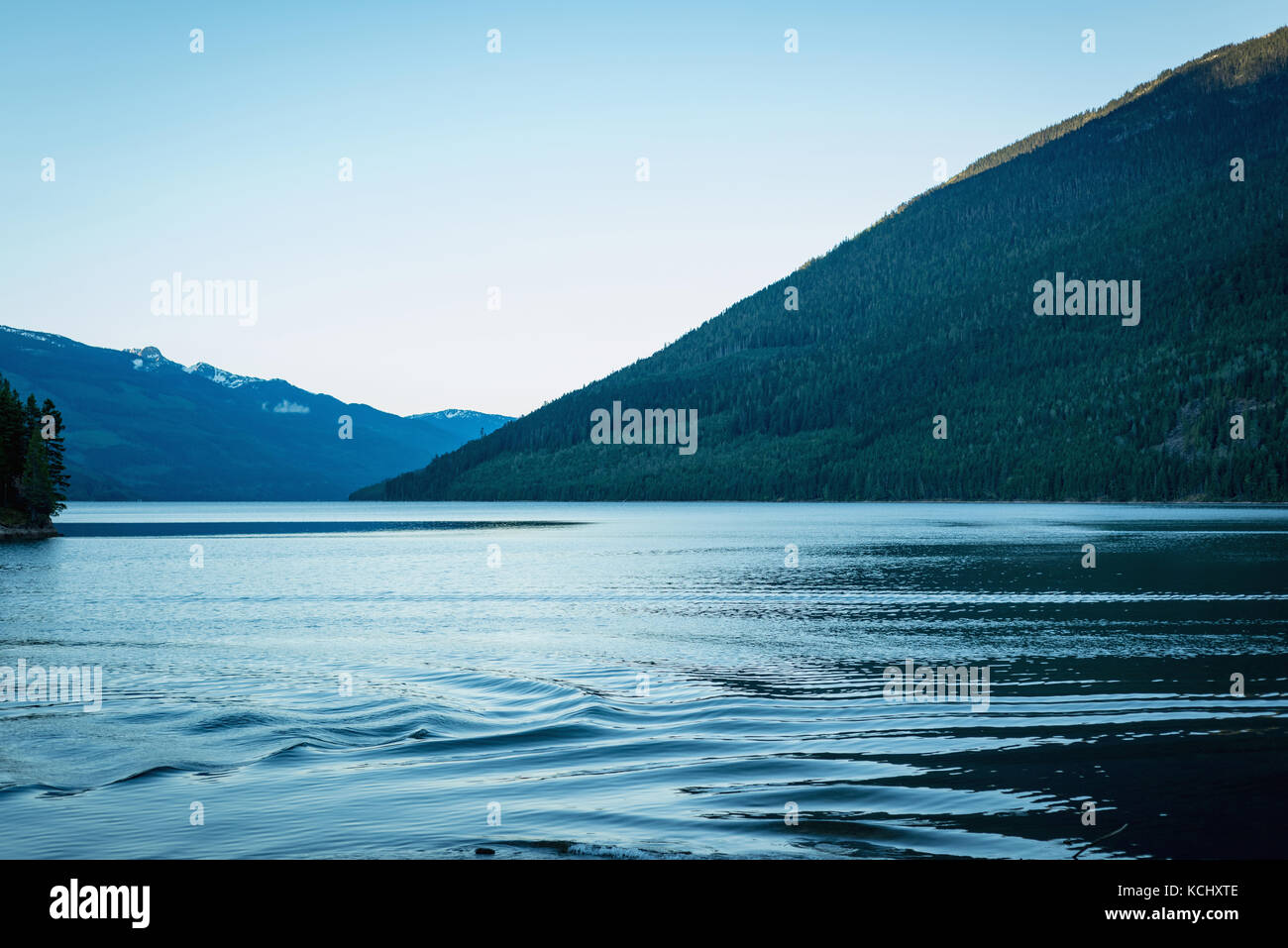 Beleuchtung durch Sonnenuntergang am Seeufer Stockfoto