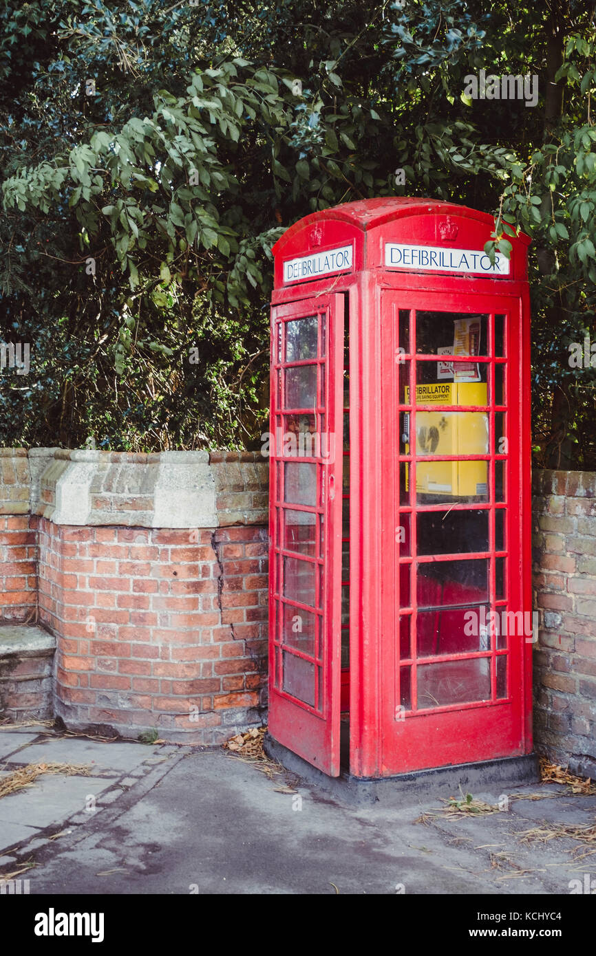 Telefonzelle in Wendover in ein medizinisches Zentrum, indem Sie es als Startseite für den Zugriff auf das öffentliche Defibrillatoren umgewandelt. wendover, Buckinghamshire uk Stockfoto