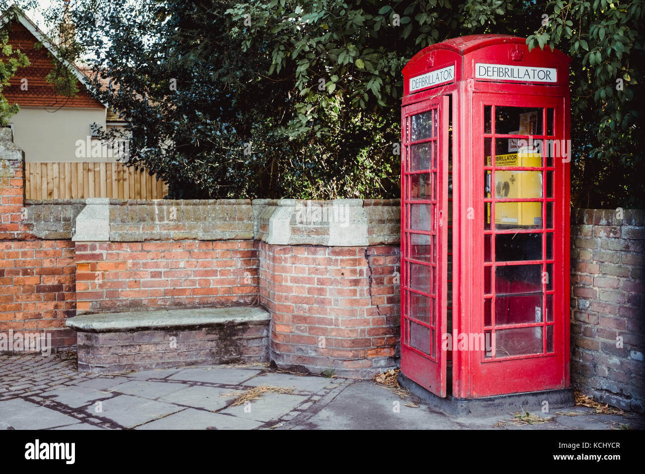 Telefonzelle in Wendover in ein medizinisches Zentrum, indem Sie es als Startseite für einen public access Defibrillator umgewandelt. wendover, Buckinghamshire uk Stockfoto