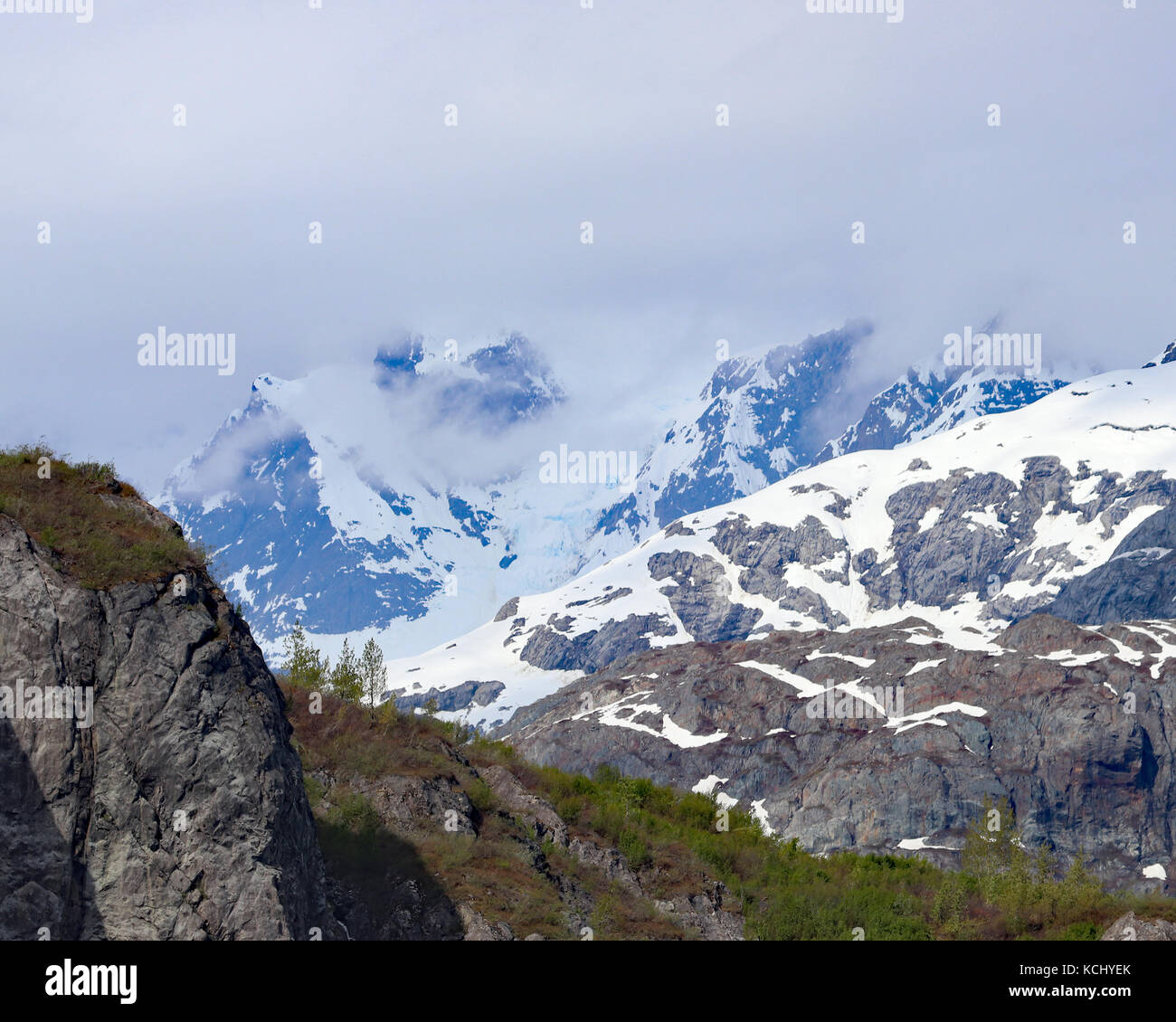 Die schneebedeckten hohen Berggipfeln in Alaska Stockfoto