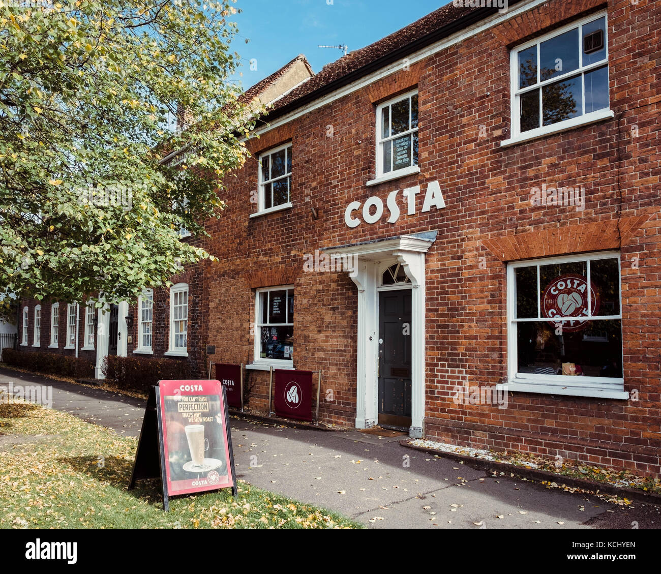 Die ausserhalb von Costa Coffee Shop in einem hellen, sonnigen Tag in der Stadt Wendover im Südosten. wendover, Buckinghamshire uk. Stockfoto