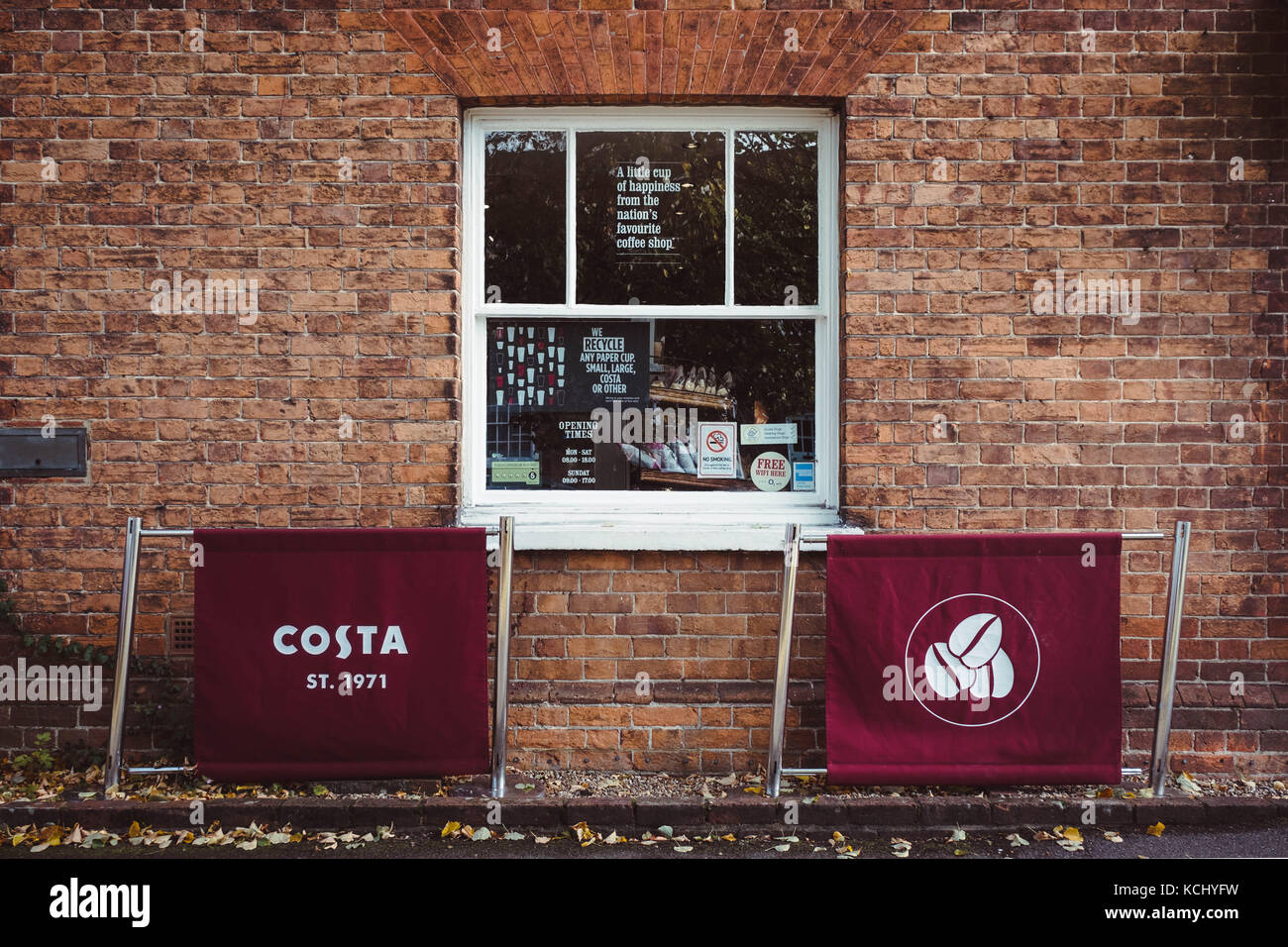 Die ausserhalb von Costa Coffee Shop in einem hellen, sonnigen Tag in der Stadt Wendover im Südosten. wendover, Buckinghamshire uk. Stockfoto