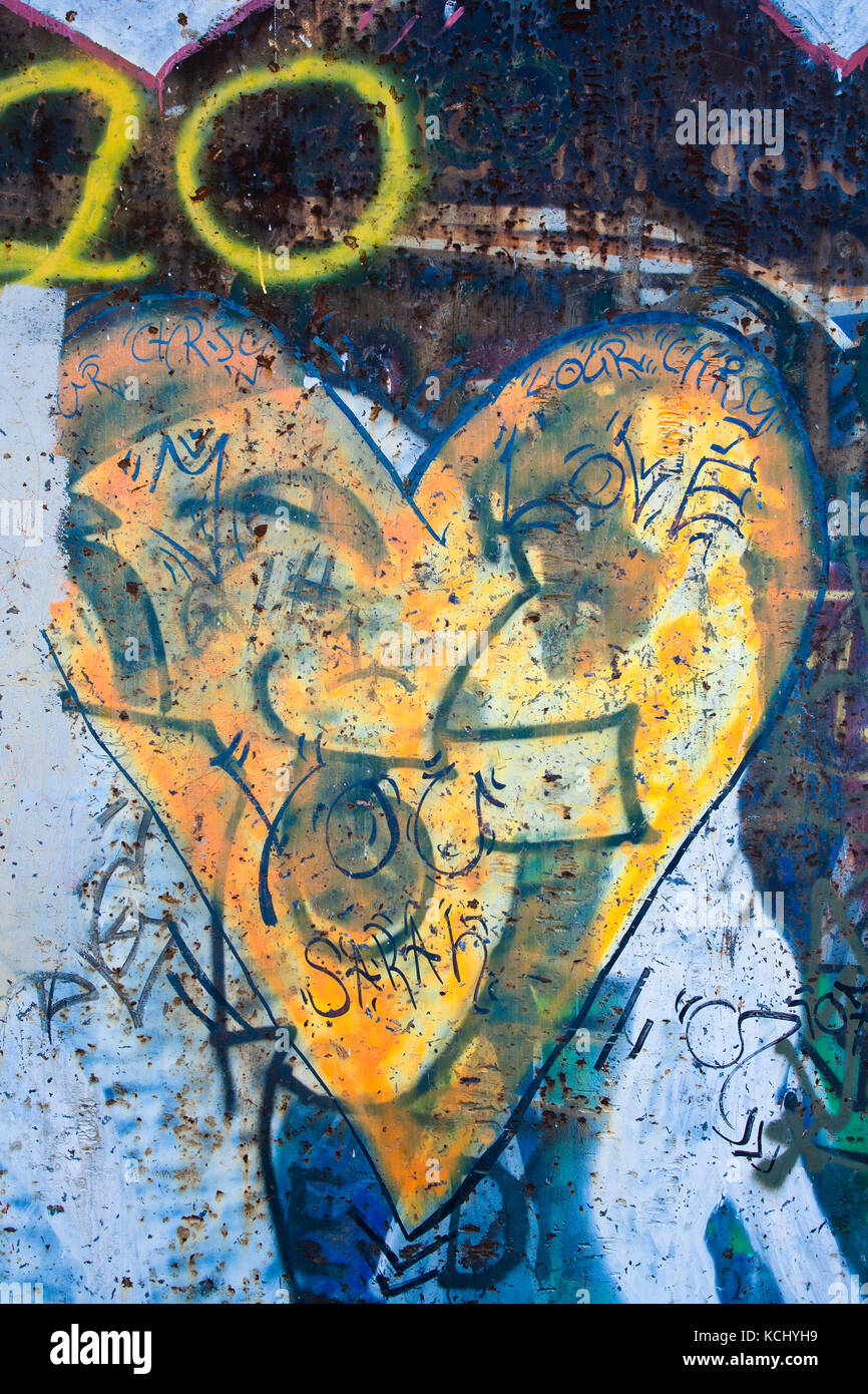 Deutschland, Ruhrgebiet, Essen, Graffiti auf der Stahlplatte von Richard Serra auf dem Schurenbachhaufen. Deutschland, Ruhrgebiet, Essen, Graffiti auf der Sta Stockfoto