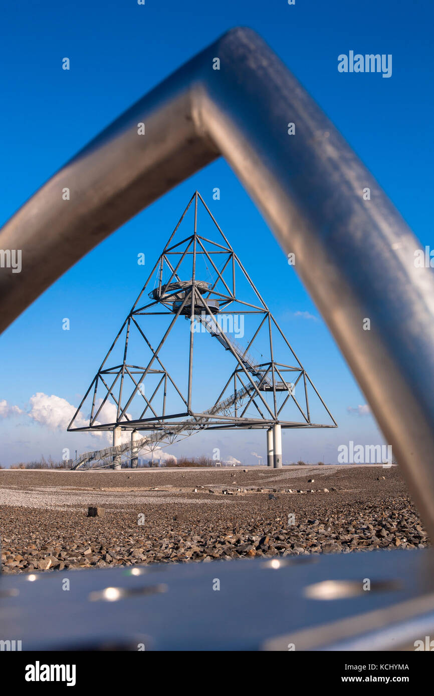 deutschland ruhrgebiet bottrop tetraeder auf dem berg emscherblick 50 meter hohe aussichtsplattform stahlpyramide deutschland ruhrgebiet bottrop d stockfotografie alamy