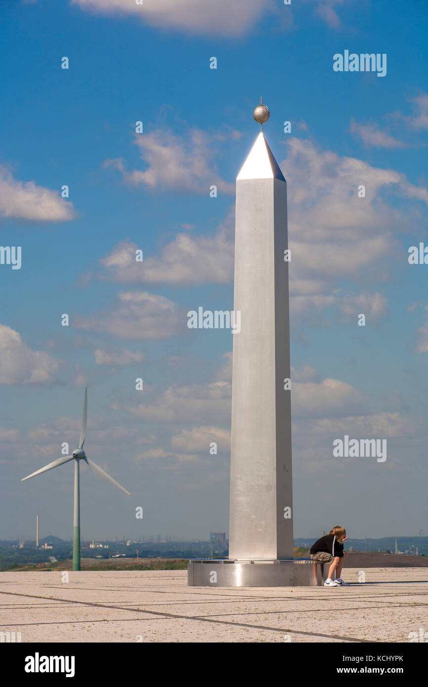 Deutschland, Ruhrgebiet, Herten, Obelisk auf dem Haufenhaufen Hoheward ist der Obelisk der Indikator für ein großes Sund Zifferblatt. Deutschland, Ruhrgebiet, Herten, Obelisk Stockfoto