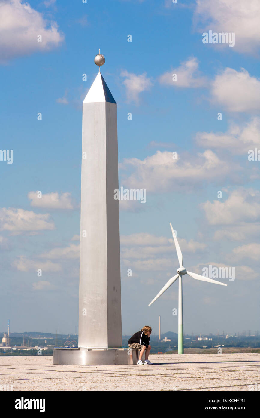 Deutschland, Ruhrgebiet, Herten, Obelisk auf dem Haufenhaufen Hoheward ist der Obelisk der Indikator für ein großes Sund Zifferblatt. Deutschland, Ruhrgebiet, Herten, Obelisk Stockfoto