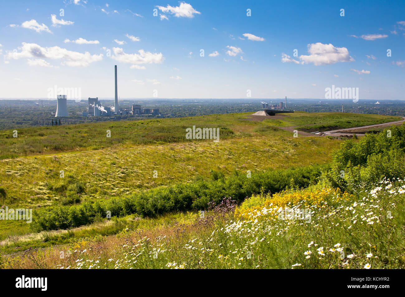 Deutschland, Ruhrgebiet, Herten, Blick vom Hochland Hoheward auf das Wärme- und Kraftwerk Herne von Evonik Steag. Deutschland, Ruhrgebiet, Blick von der Halde Stockfoto