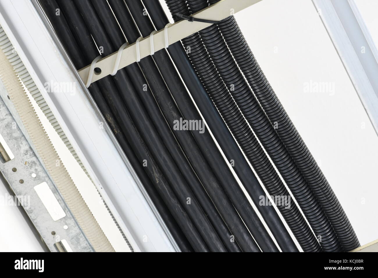 Kabelrinnen im Gebäude Stockfoto