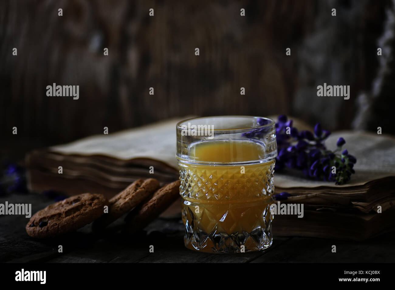 Retro-Buch und ein Glas Orangensaft morgens Stockfoto