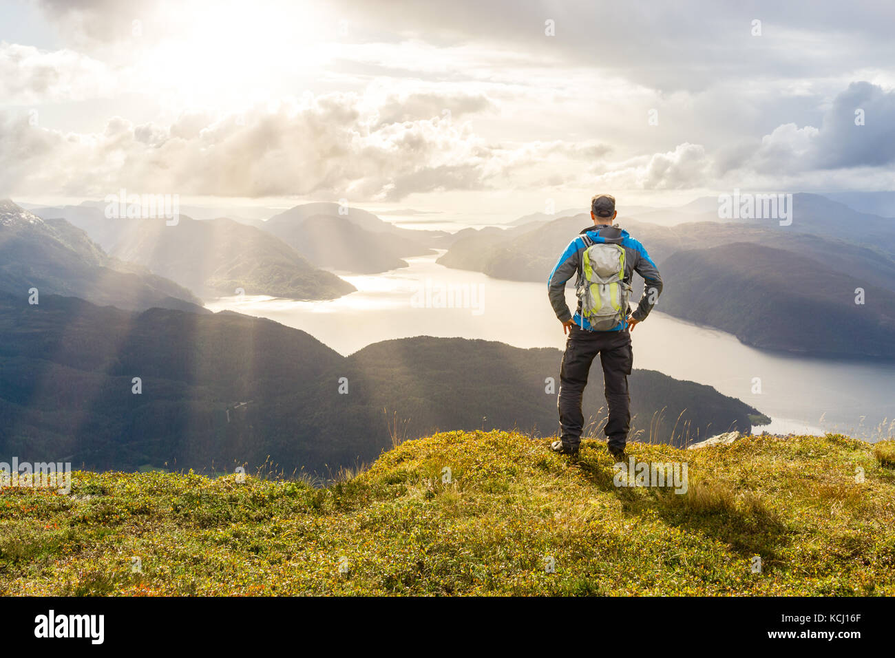 Man erreichte Gipfel genießen Freiheit. Herrliche Aussicht auf die Berge und Fjorde. hellandsnuten, sandsfjord, Norwegen. Stockfoto