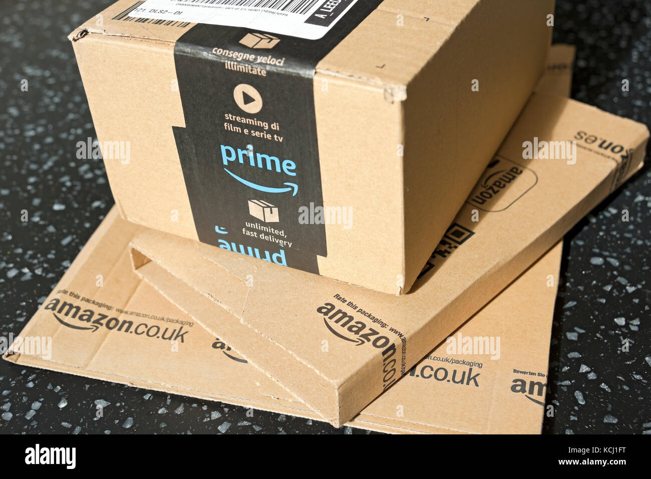 Nahaufnahme von Amazon Prime Paket Pakete Box Internet nach Hause  Einkaufsversand England UK Vereinigtes Königreich GB Großbritannien  Stockfotografie - Alamy