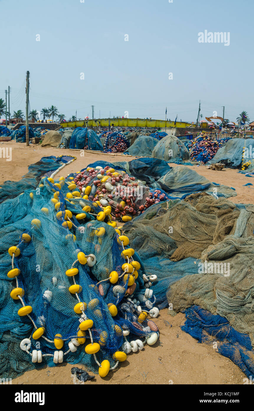 Blau Fischernetze mit gelben Schwimmer auf dem Boden am Hafen in Elmina, Ghana, Westafrika Stockfoto