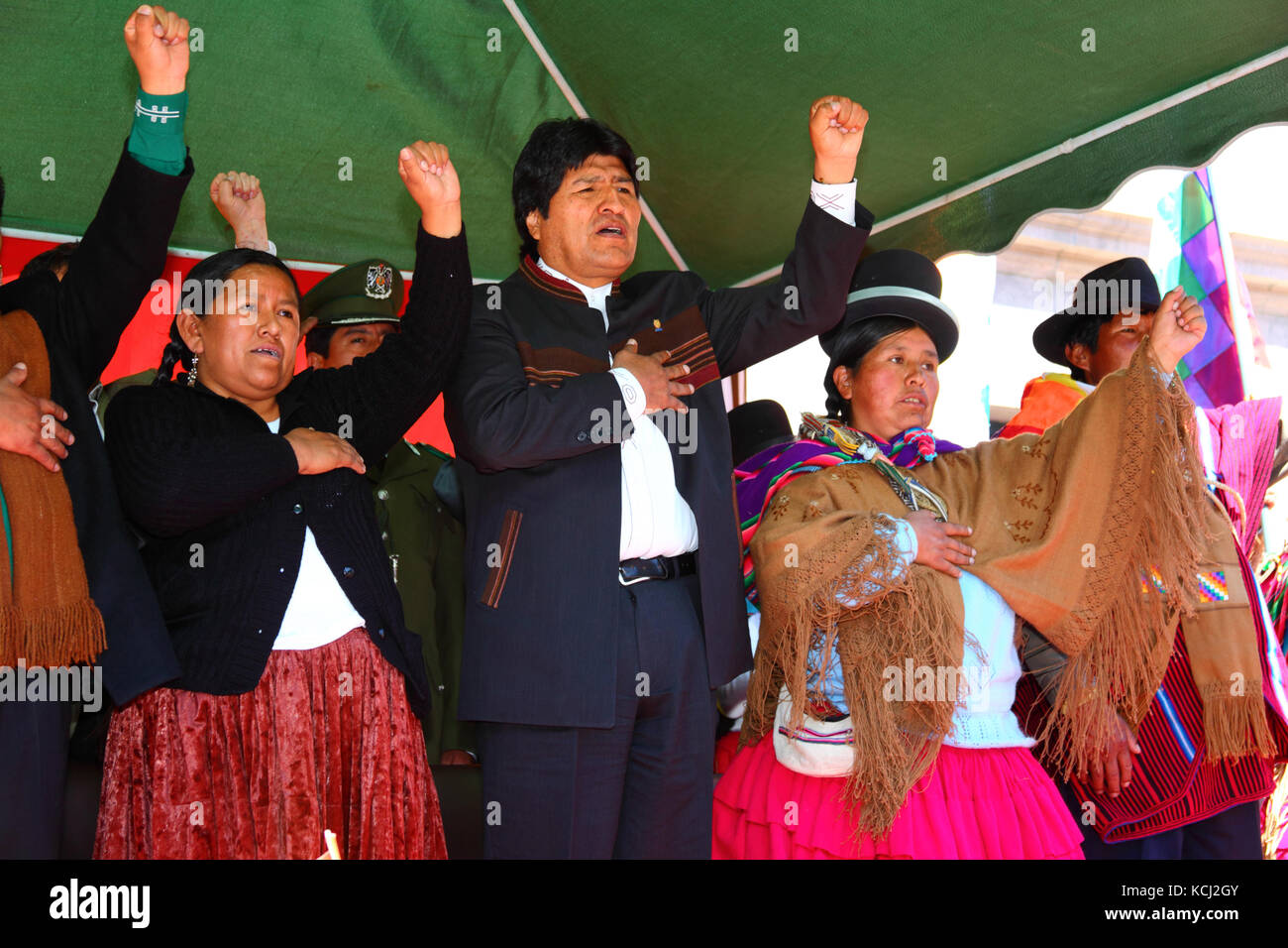 Bolivianische Präsident Evo Morales singt die Nationalhymne, bevor ein Ereignis Internationaler Tag der indigenen Frauen, La Paz, Bolivien zu gedenken. Stockfoto