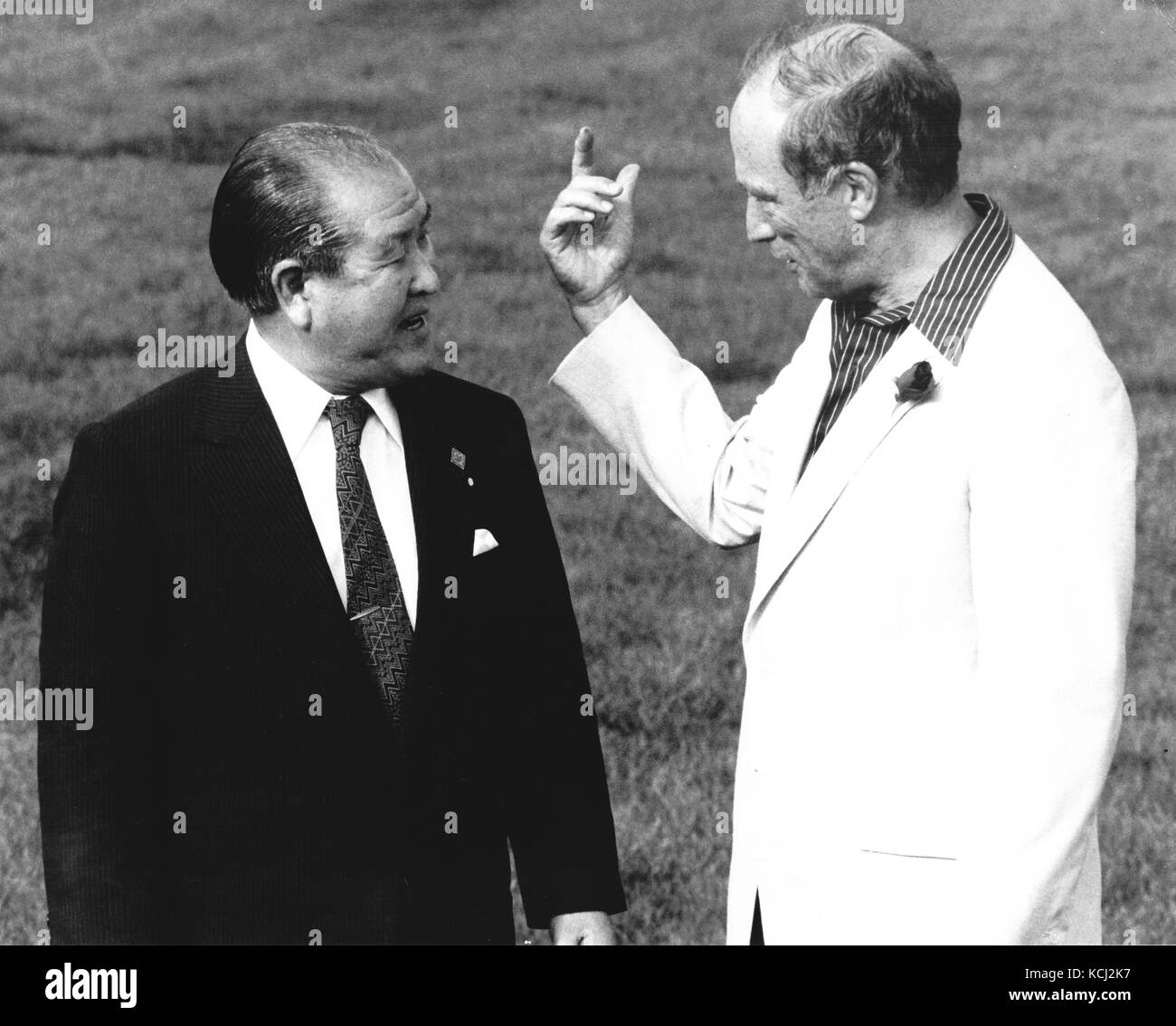 Premierminister Zenko Suzuki aus Japan, Links, und Premierminister Pierre Elliott Trudeau, rechts, im Rahmen der Gipfeltreffen in Ottawa im Château Montebello in Québec, Kanada am 20. Juli 1981. Maßnahmen werden vorgeschlagen die Einfuhren der japanischen Autos in die Vereinigten Staaten zu beschränken. Die europäischen Staats- und Regierungschefs sind vorsichtig von US-Zinsen und andere US-Geldpolitik. Credit: Arnie Sachs/CNP/MediaPunch Stockfoto