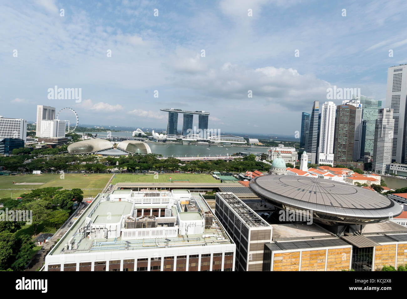 Skyline von Singapur mit drei Türmen des Marian Bay Sands Hotel, Marina Bay und dem Finanzviertel. Das scheibenförmige Dach ist das Court of AP Stockfoto