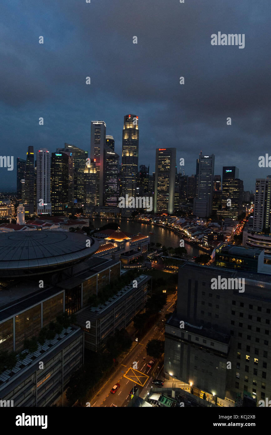 Singapur Finanzviertel in der Abenddämmerung Stockfoto