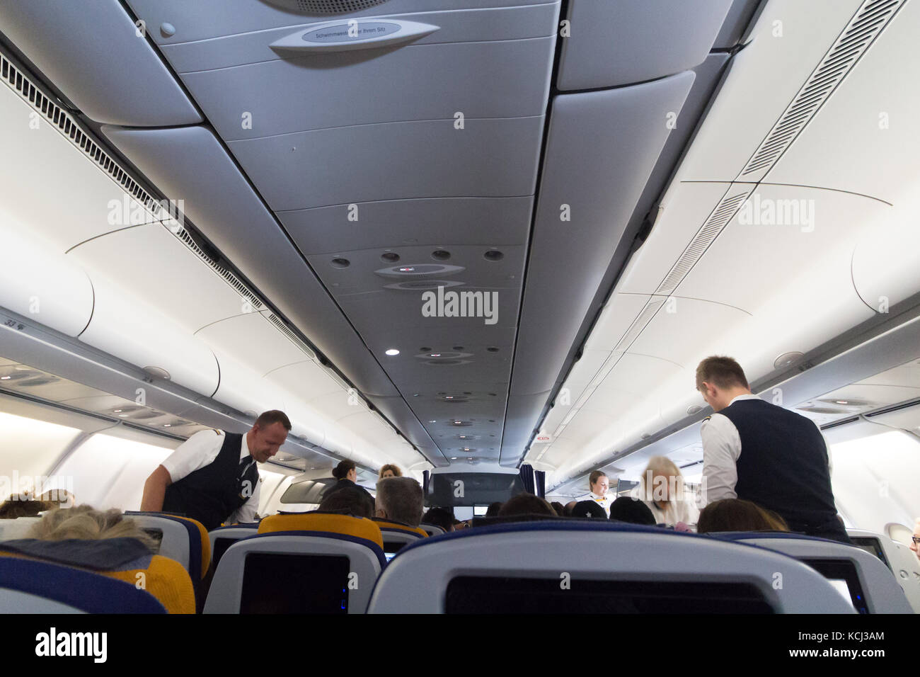 München, Deutschland - September 21th, 2017: Cabin Crew ist die Kontrolle über die Sicherheitsgurte vor Weg nehmen, Economy Class Lufthansa Airlines. Stockfoto