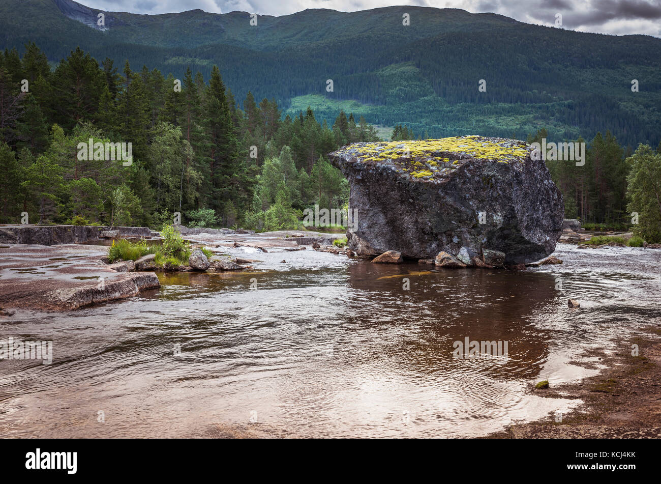 Großen Felsen im Fluss in Norwegen Stockfoto