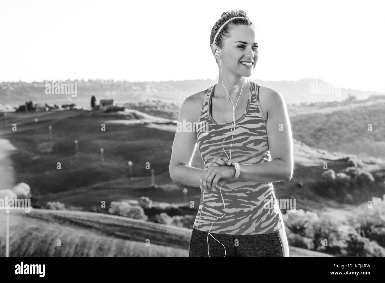 Fitness- und magische Ausblicke der Toskana. glücklichen gesunden passende Frau im Sport Kleidung gegen die Landschaft der Toskana, in die Ferne und über Aktivität Stockfoto