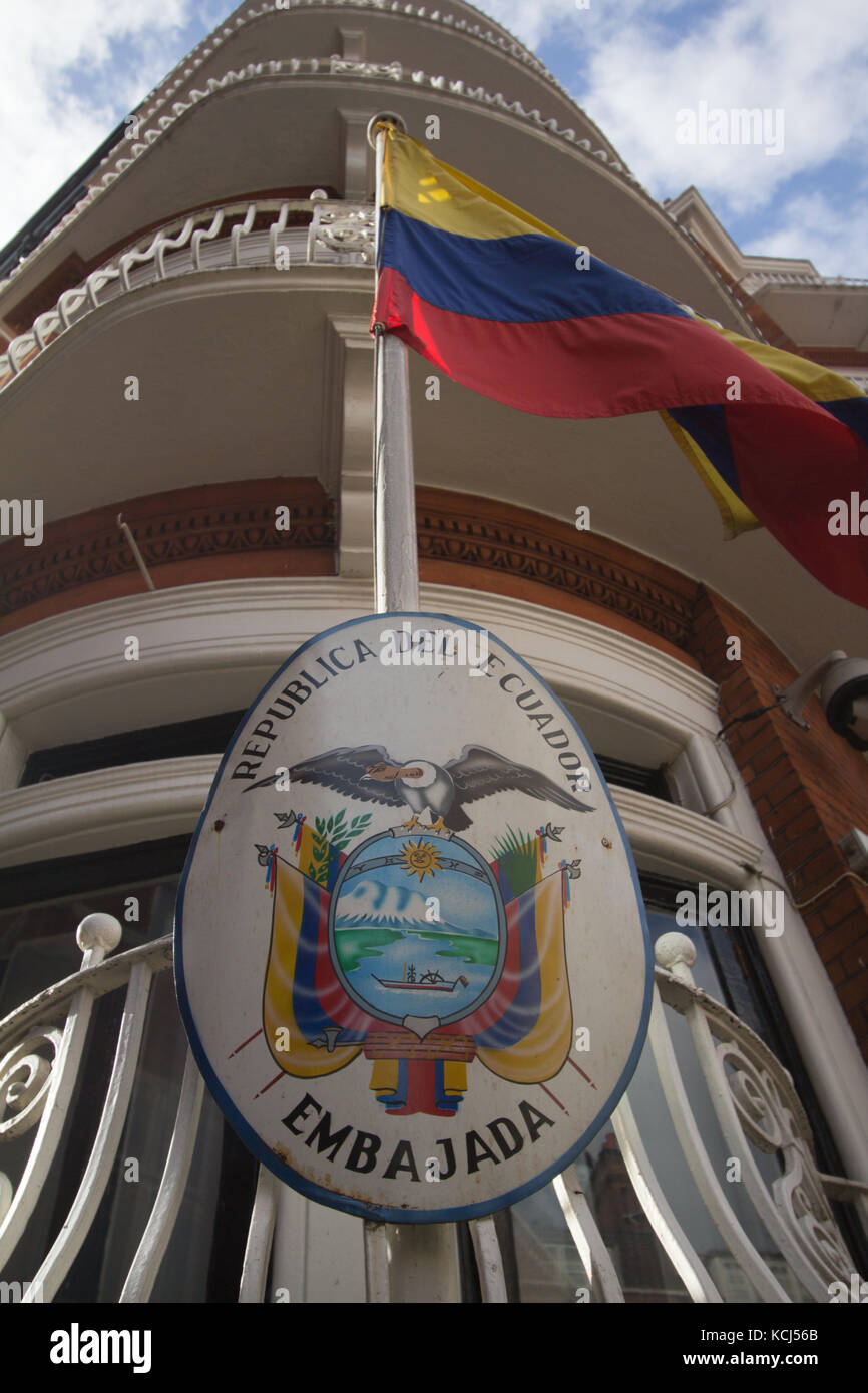 Botschaft von Ecuador, London, Ecuadorianische Botschaft mit Flagge und Wappen Stockfoto