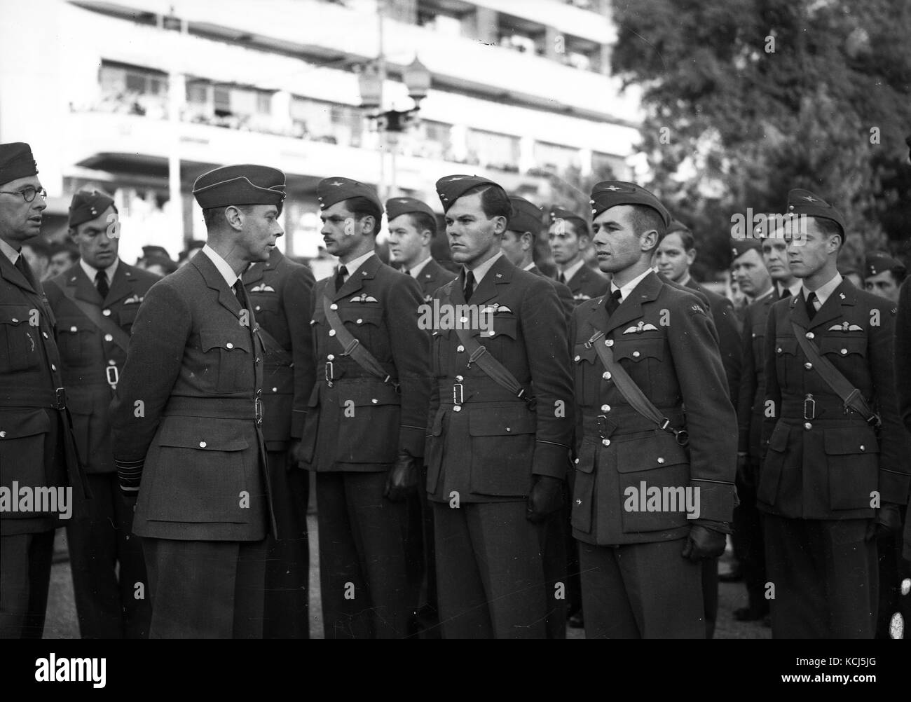KIng George VI Prüfung RAF während des Zweiten Weltkrieges Stockfoto
